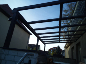 Aluminium-Vordächer mit VSG-Verglasung 8 und 10 mm